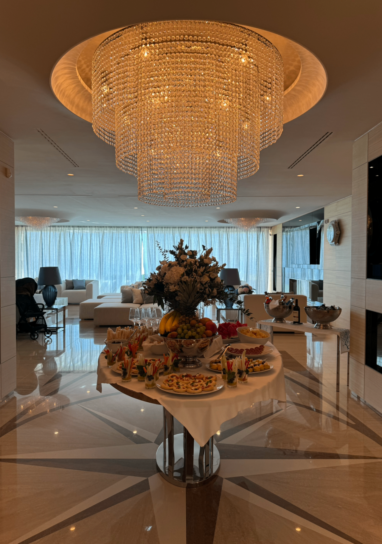 Convitio chandelier and round table