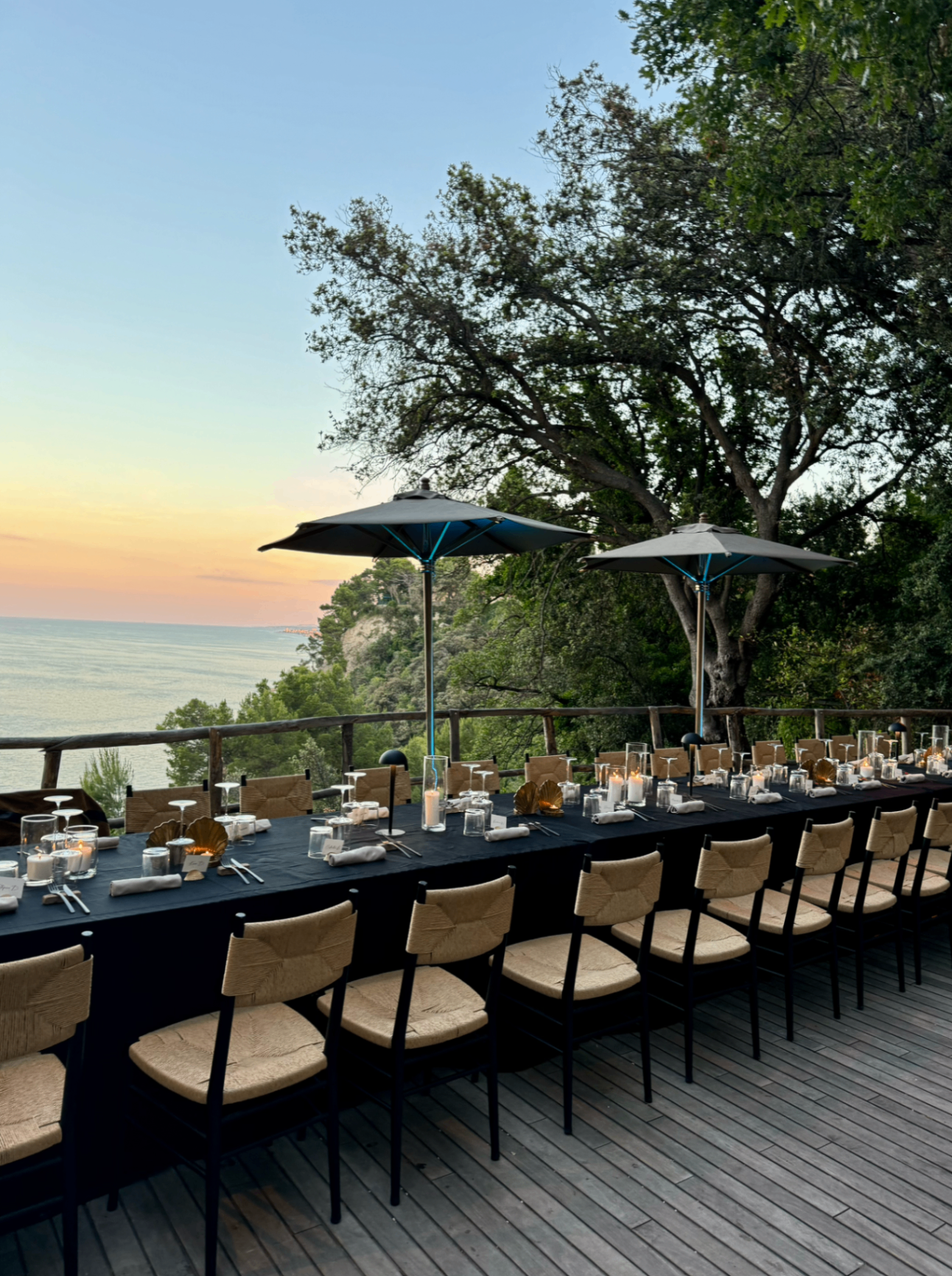 Convitio dinner table by the sea